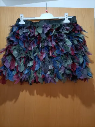Falda corta de plumas multicolor