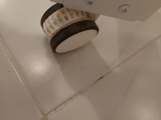 Cuna blanca con ruedas