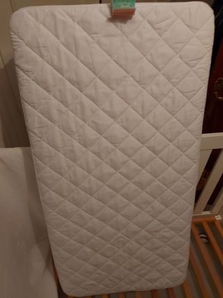 Cuna blanca con ruedas