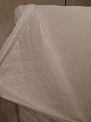 Cuna blanca con ruedas