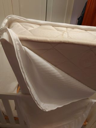 Cuna blanca con ruedas