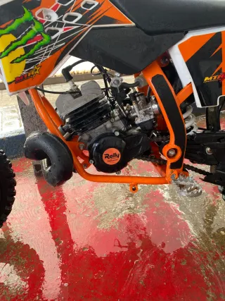 Moto de cross infantil naranja y blanca