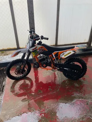 Moto de cross infantil naranja y blanca