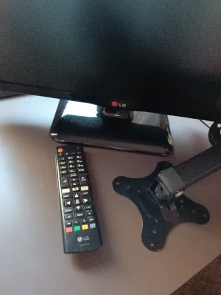 TV LG 14 Negra con soporte