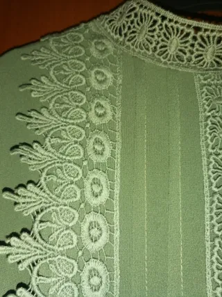Blusa verde con encaje