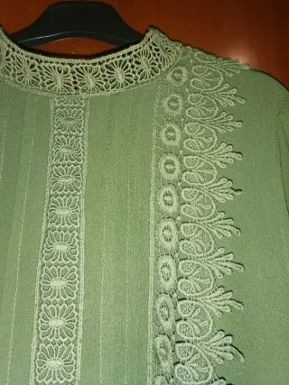 Blusa verde con encaje