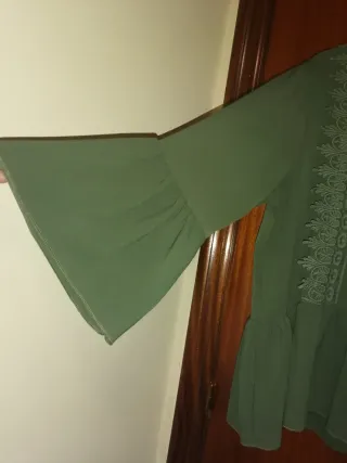 Blusa verde con encaje