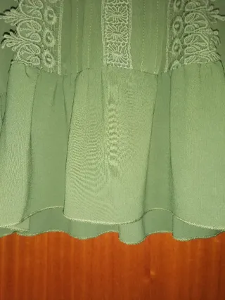 Blusa verde con encaje