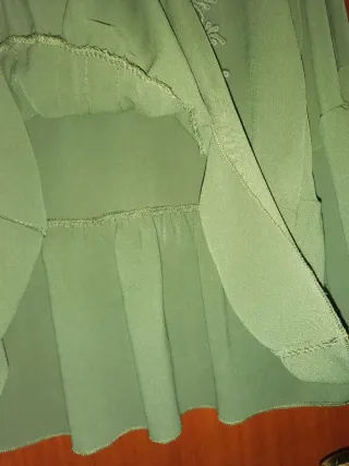 Blusa verde con encaje