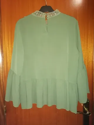 Blusa verde con encaje