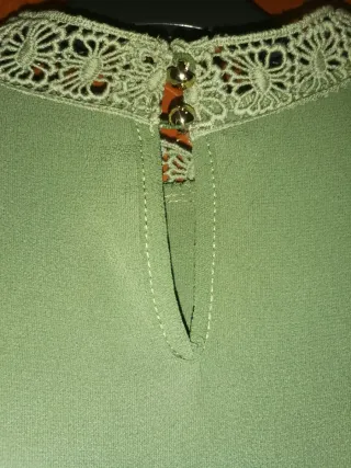 Blusa verde con encaje