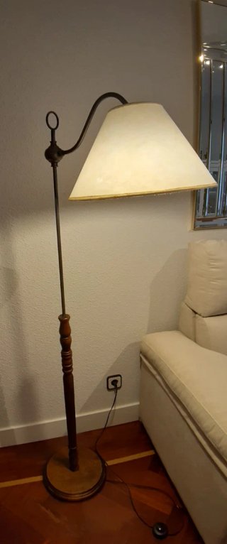 Lámpara de pie forja y madera