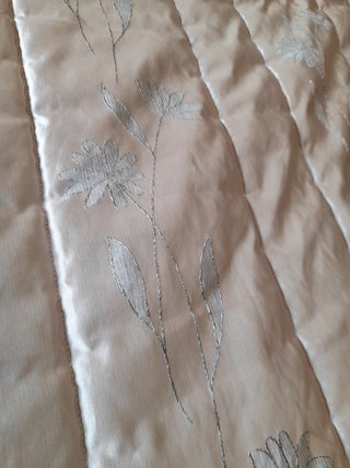 Colcha enguatada cama 1.35 beige satinada