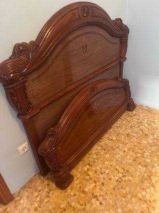 Cabecero de cama de madera tallada
