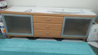 Mueble bajo de salón madera y cristal