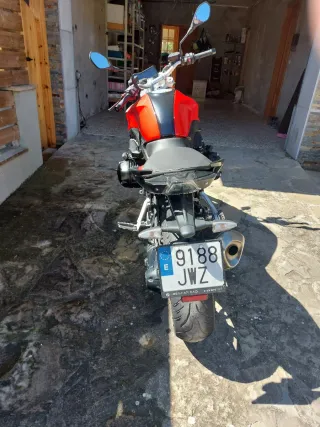 BMW R1200R Naked roja y negra
