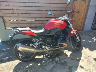 BMW R1200R Naked roja y negra