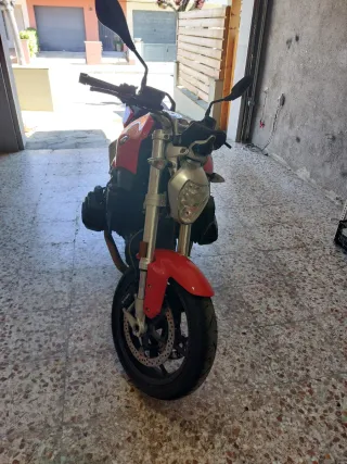 BMW R1200R Naked roja y negra