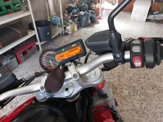 BMW R1200R Naked roja y negra