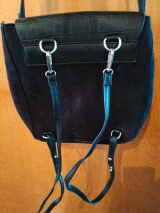 Bolso mochila negro convertible a bandolera