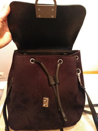 Bolso mochila negro convertible a bandolera