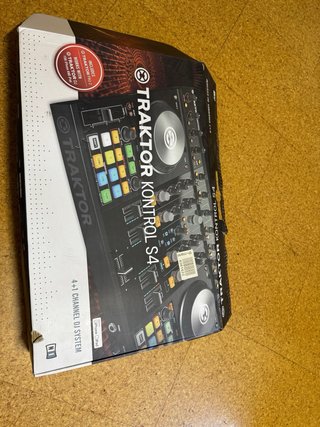Controladora Traktor Kontrol S4 MK2 con Case.