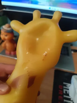 Set di due giocattoli in gomma, una giraffa e un'anatra