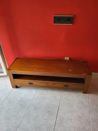 Mueble alargado de madera para TV