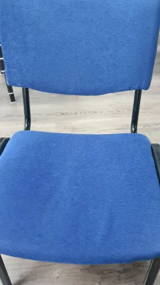 Sillas de oficina azules y negras