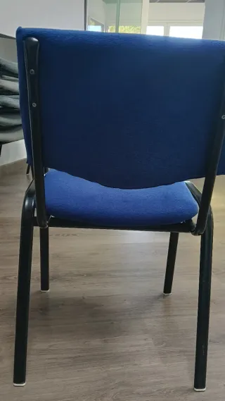 Sillas de oficina azules y negras