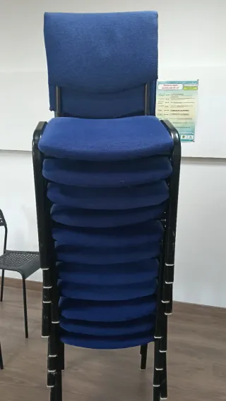 Sillas de oficina azules y negras