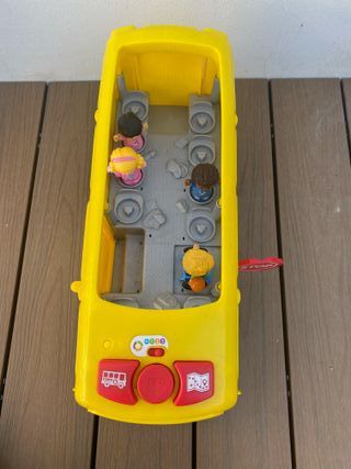 Autobús Fisher Price con 4 muñecos