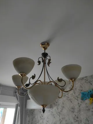 Lámpara de techo antigua dorada y blanca