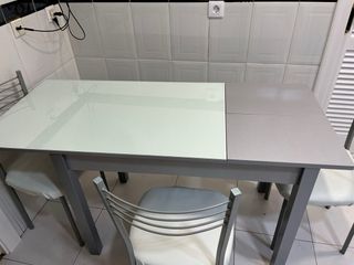 Mesa de cristal extensible y 3 sillas de cocina