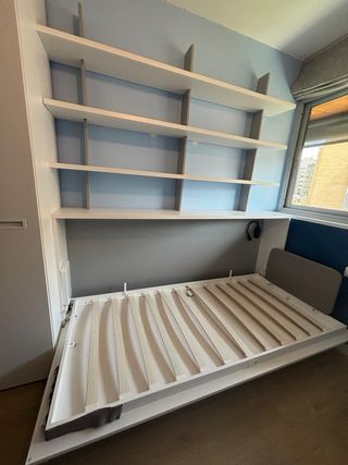 Cama abatible blanca con estanterías. Marca JJP