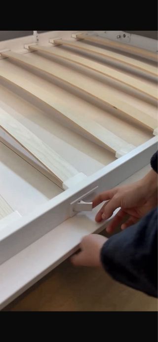 Cama abatible blanca con estanterías. Marca JJP