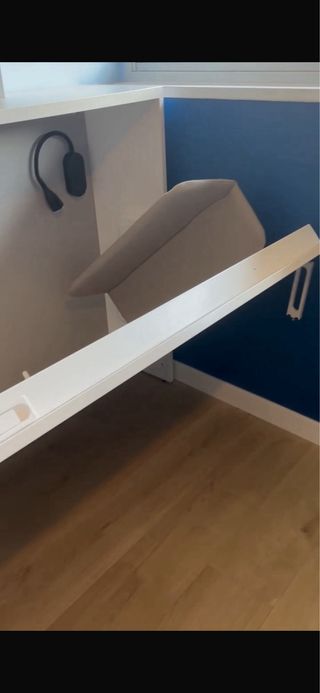 Cama abatible blanca con estanterías. Marca JJP