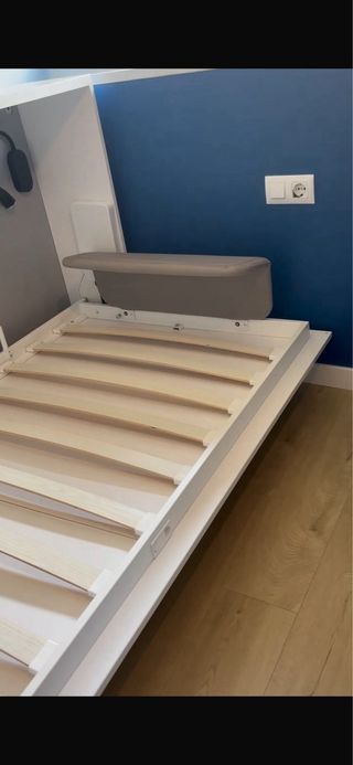 Cama abatible blanca con estanterías. Marca JJP