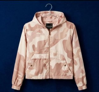 Cazadora Bershka Camuflaje Talla XS.