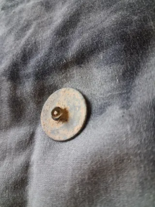Botón antiguo de metal