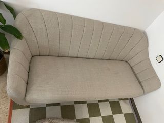 Sofá de tela beige y verde