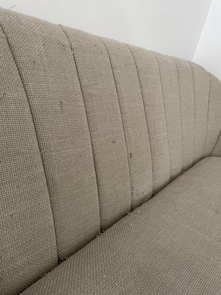 Sofá de tela beige y verde