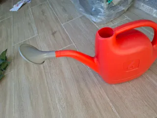 Regadera roja con asa y pico
