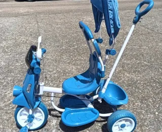 Triciclo estilo Vespa azul