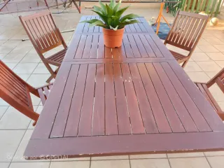 Mesa y sillas de jardín terraza