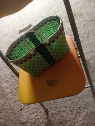 Cesta de mimbre tejida verde y negra