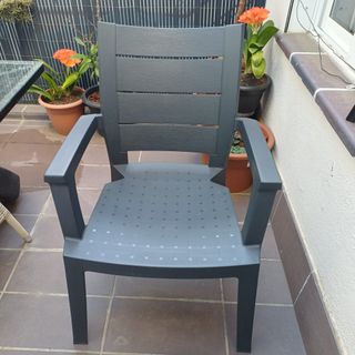 Conjunto mesa y dos sillas