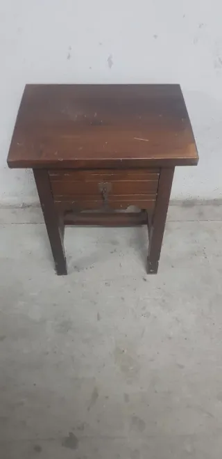 ' Mesita de noche  de madera