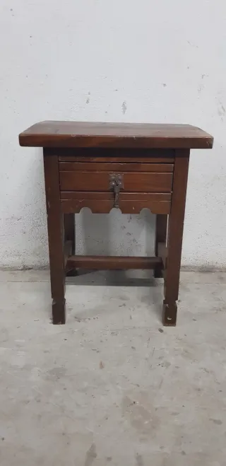 ' Mesita de noche  de madera