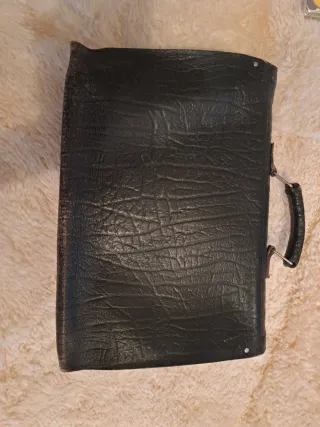 Maletín de piel negro